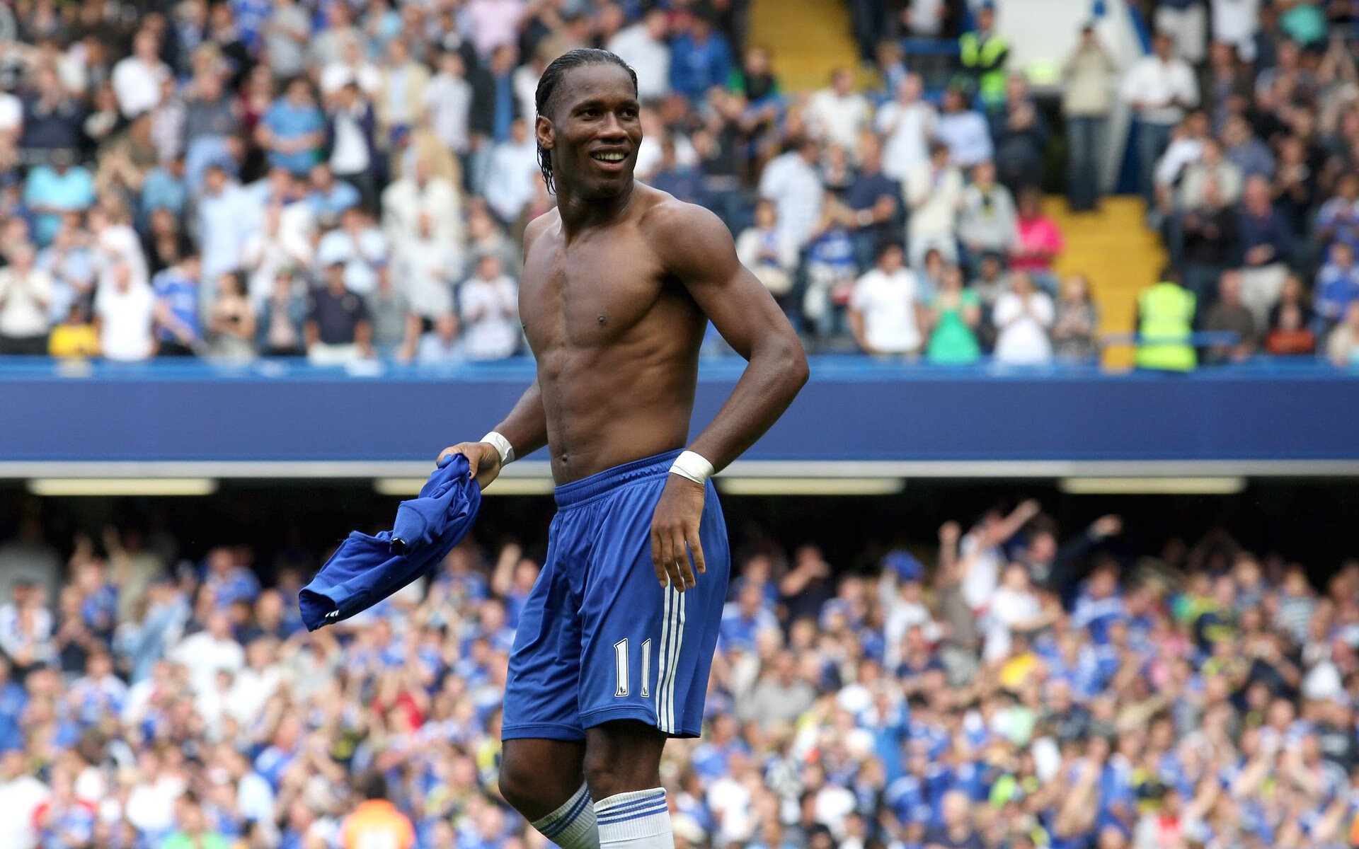 乐鱼体育下载-拜仁边路突破成为比赛关键通道，拜仁的边锋